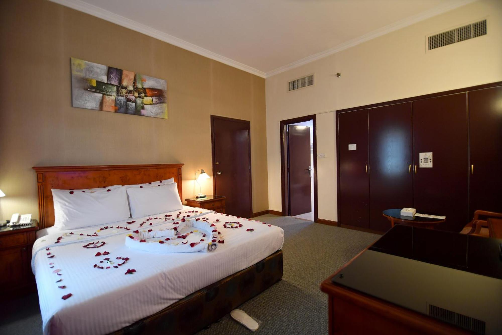 Nejoum Al Emarat Hotel Sharjah Exterior foto